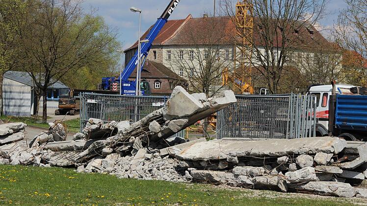 Die Höchstadter Aischbrücke wird Stück für Stück abgetragen. Foto: Andreas Dorsch