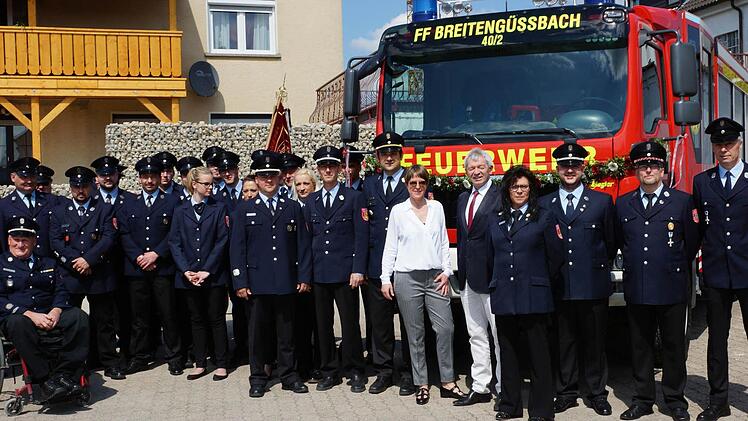 Das neue Fahrzeug wurde geweiht - hinterher stellten sich die Beteiligten zum Erinnerungsfoto. Foto: Johannes Michel