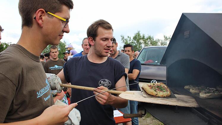 Am Bach wurden Leckereien serviert: selbst gemachte Flammkuchen frisch aus dem Feuer  Foto: Evi Seeger