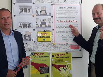 Kriminalhauptkommissar Dieter Dömling (links) und sein Kollege, Kriminaloberkommissar Roland Schmied, halten im Jahr mehrere hundert Vorträge, um die Bevölkerung darüber aufzuklären, wie sie sich vor Einbrechern und Betrügern schützen kann. Foto: Friederike Stark