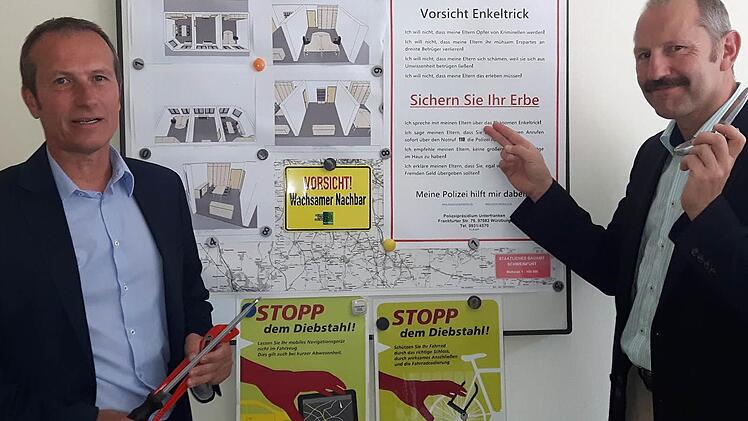 Kriminalhauptkommissar Dieter Dömling (links) und sein Kollege, Kriminaloberkommissar Roland Schmied, halten im Jahr mehrere hundert Vorträge, um die Bevölkerung darüber aufzuklären, wie sie sich vor Einbrechern und Betrügern schützen kann. Foto: Friederike Stark
