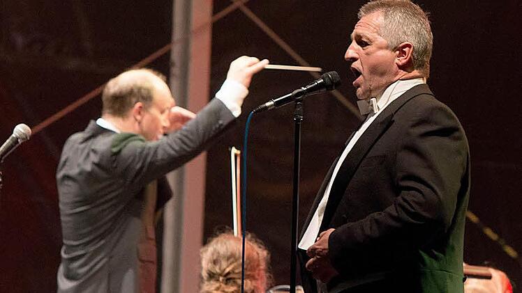 Impressionen vom Klassik-Open-Air im Coburger Rosengarten: Michael Lion sang eine Arie aus "Eugen Onegin".Foto: Albert Höchstädter
