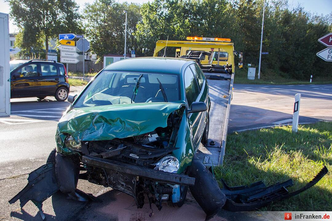 Transporter kollidiert mit Kleinwagen und kracht in Bushaltestelle