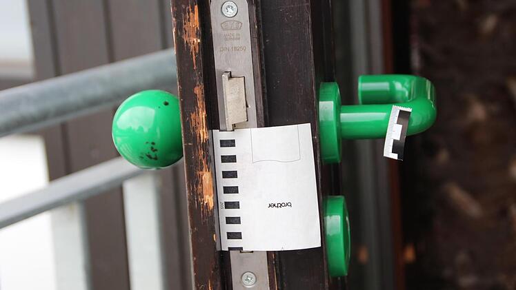 Auch die T&uuml;r zum Freibad-Restaurant wurde gewaltsam ge&ouml;ffnet. Foto: Andreas Dorsch