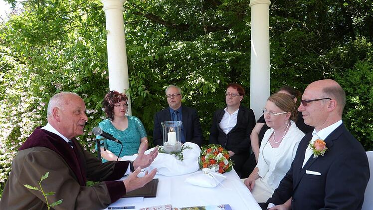 Hermann Anselstetter vollzog seine 1500. Eheschließung als Standesbeamter seit Gründung des "Hochzeitsdorfes im Grünen". Rechts das Brautpaar Isabelle Schmidt und Yorck Tanko Janke.