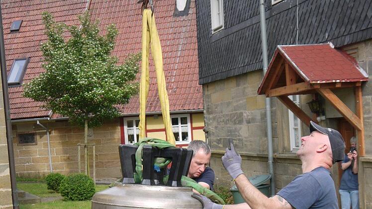Impression vom Einbau der neuen Kirchenglocken in Gleußen.Berthold Köhler