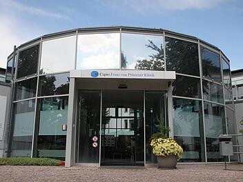 Die Capio Franz von Prümmer Klinik in Bad Brückenau deckt die medizinische Grundversorgung der Bevölkerung ab. Auch wenn sie mit 120 Betten eher zu den kleineren Krankhäusern zählt, gibt es eine durchgängig geöffnete Notaufnahme. Foto: Ulrike Müller