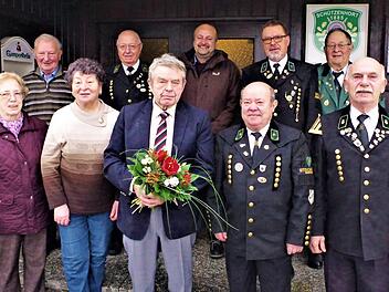 Viel Anerkennung gab es für Hubert Busse (vordere Reihe, Mitte). Mit im Bild die Vereinsabordnungen sowie Dritter Bürgermeister Jörg Roth (hintere Reihe, Dritter von rechts)  Foto: Gerd Fleischmann