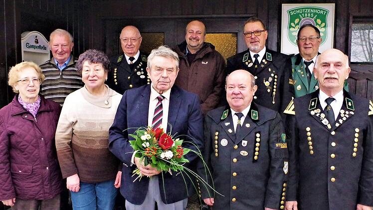 Viel Anerkennung gab es für Hubert Busse (vordere Reihe, Mitte). Mit im Bild die Vereinsabordnungen sowie Dritter Bürgermeister Jörg Roth (hintere Reihe, Dritter von rechts)  Foto: Gerd Fleischmann