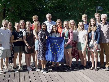 Bürgermeister German Hacker (hinten Mitte) freut sich über den Besuch der jungen Dänen, die von Peter Funch (rechts) und Günter Blasch (rechts) betreut werden.  Foto: Richard Sänger