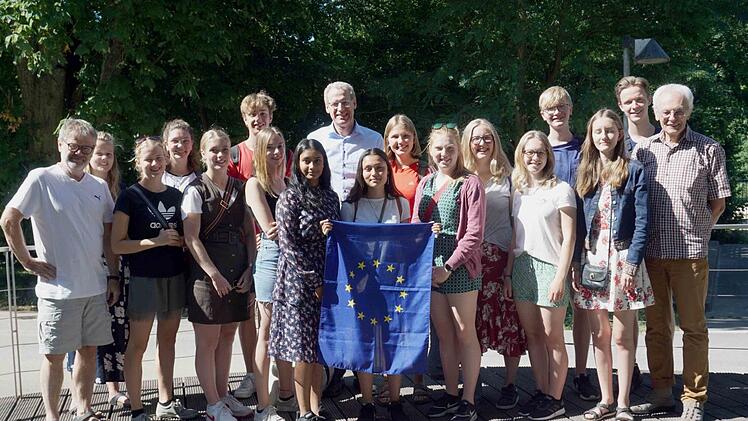 Bürgermeister German Hacker (hinten Mitte) freut sich über den Besuch der jungen Dänen, die von Peter Funch (rechts) und Günter Blasch (rechts) betreut werden.  Foto: Richard Sänger