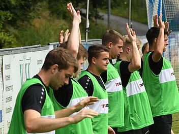 Die Lichtenfelser Fußballer ergeben sich scheinbar schon vor dem Testspiel gegen Mönchröden.Gunther Czepera