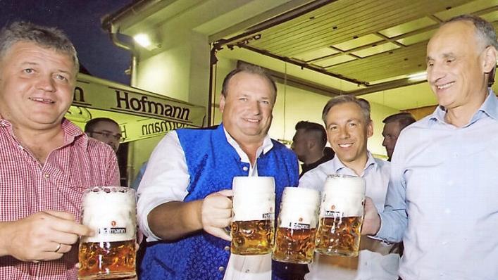Ein Prosit auf die Kerwa (von links): Feuerwehr-Vorsitzender Jürgen Hoffmann, Gastgeber und Landtagsabgeordneter Walter Nussel , Landrat Alexander Tritthart sowie Brauereichef Georg Hofmann aus Pahres.
