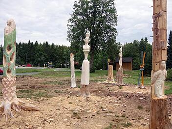Der neue Kunstpark mit fantasievollen Skulpturen aus gewachsenen Fichtenstämmen nimmt mehr und mehr Gestalt an.Heike Schülein