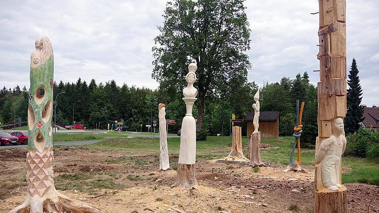 Der neue Kunstpark mit fantasievollen Skulpturen aus gewachsenen Fichtenstämmen nimmt mehr und mehr Gestalt an.Heike Schülein
