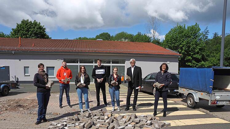 Auch die Pflastersteine kommen an anderer Stelle wieder zum Einsatz. Im Bild   (von links) Verena Blume (Creapolis), die Studenten  Nikolas Tuffner, Laura Tremer, Markus Polloch und Viktoria Bärenfeld, Professor Rainer Hirth und Gisela Raab.