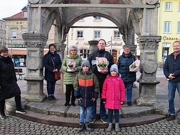 Die Organisatorinnen Birgit Kleinböhl und Andrea Römer (von links) sowie VWS-Vorsitzender Sebastian Hose (rechts) übergaben die Hauptpreise aus dem Adventsgewinnspiel an (Mitte, von links) Alexandra Hauk, Oliver Graup mit Kindern sowie Dorothea Schneider.
