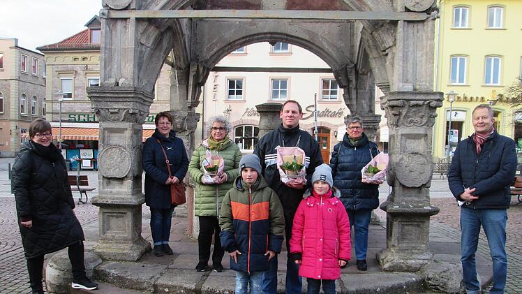 Die Organisatorinnen Birgit Kleinböhl und Andrea Römer (von links) sowie VWS-Vorsitzender Sebastian Hose (rechts) übergaben die Hauptpreise aus dem Adventsgewinnspiel an (Mitte, von links) Alexandra Hauk, Oliver Graup mit Kindern sowie Dorothea Schneider.