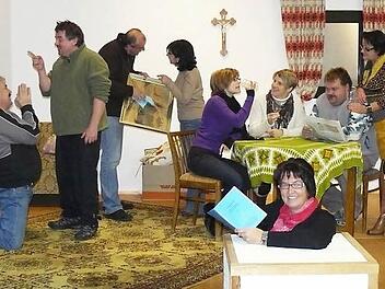 Probenszene der Theatergruppe "Die Berchler" für den Dreiakter "Die Silberhochzeit" in der Kupferberger Stadthalle. Von links: Willi Pöhlmann, Thomas Steinlein, Willi Rucker, Maria Steinlein, Tanja Specht, Stefka Kodisch, Markus Ittner und Dagmar Vornhoff sowie (vorne) Souffleuse Martina Rucker Foto: Klaus-Peter Wulf