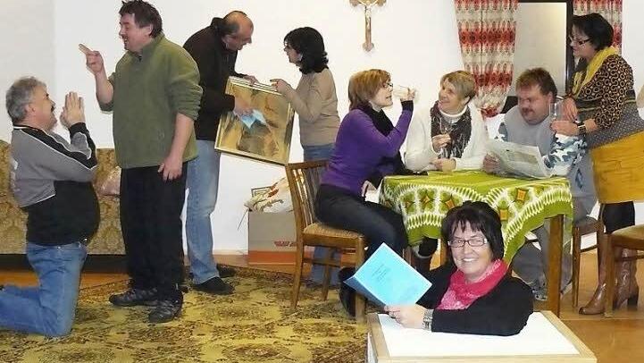 Probenszene der Theatergruppe "Die Berchler" für den Dreiakter "Die Silberhochzeit" in der Kupferberger Stadthalle. Von links: Willi Pöhlmann, Thomas Steinlein, Willi Rucker, Maria Steinlein, Tanja Specht, Stefka Kodisch, Markus Ittner und Dagmar Vornhoff sowie (vorne) Souffleuse Martina Rucker Foto: Klaus-Peter Wulf