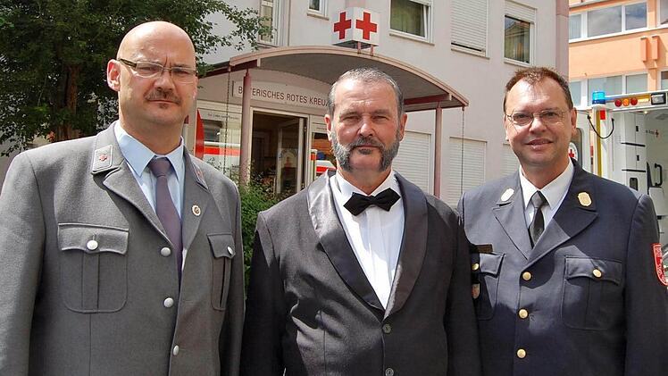 Rettungsassistent Klaus Zehe (links) und Stadtbrandinspektor Harald Albert (rechts) erklärten unter den Augen von Henry Dunant (dargestellt von Rainer Hauck) am Sonntag den Schaulustigen das Vorgehen bei der Schaurettungsübung.