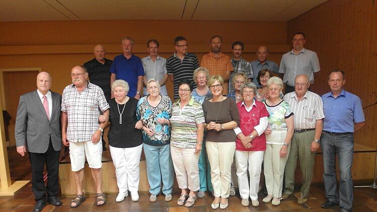 Ehrung für 40-jährige Mitgliedschaft (hinten, von links): Wolfgang Heilmann, Roland Großer, Wilmar Kleinheinz, Gerhard Witke, Horst Kleinheinz, Christoph Beck, Hugo Erb, 1. Vorsitzender Daniel Finn; (vorne, von links): Walter Gutmann (stv. Kreisvorsitzender des BLSV-Kreises), Hubert Schumm, Olga Schiege, Erika Büttner, Marga Gundelach, Gerda Manger, Marianne Gutmann, Regina Rinke, Helga Nietsch, Irmgard Zahn, Ludwina Abert, Kilian Abert und Wolfgang Illek (2. Vorsitzender). Foto: Helmut Raab
