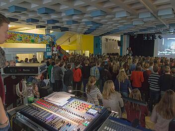 Die Eberner Gymnasiasten lauschen mit Spannung, was ihre Mitschüler da komponiert und eingespielt haben.  Fotos: Eckert