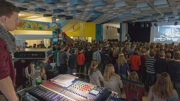 Die Eberner Gymnasiasten lauschen mit Spannung, was ihre Mitschüler da komponiert und eingespielt haben.  Fotos: Eckert