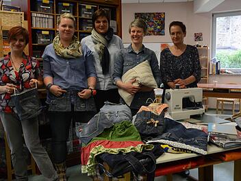 Jede hat etwas Anderes, Nützliches aus einer alten Jeans gemacht: Hannelore Rundell (links) und Anna Leidenberger (zweite von rechts) zeigten jeder Teilnehmerin, wie das geht. Foto: Elisabeth Assmann