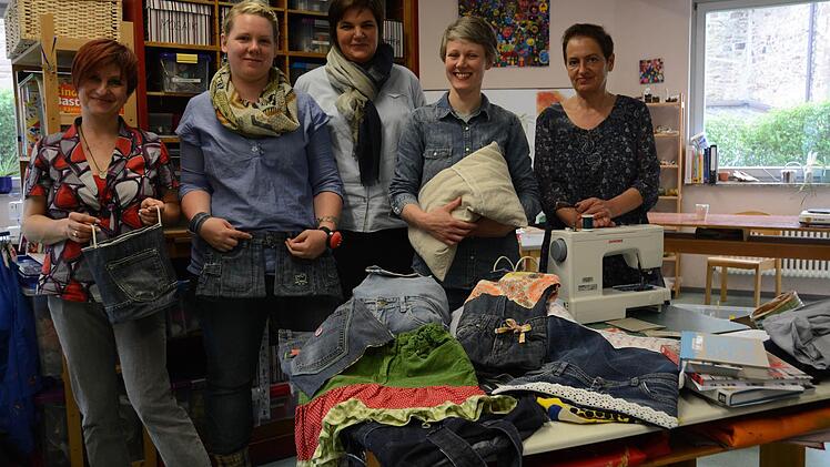 Jede hat etwas Anderes, Nützliches aus einer alten Jeans gemacht: Hannelore Rundell (links) und Anna Leidenberger (zweite von rechts) zeigten jeder Teilnehmerin, wie das geht. Foto: Elisabeth Assmann