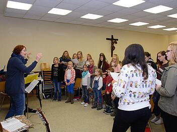 Der Kinderchor und Chorisma in Hausen üben für ihren großen Auftritt mit Chorleiterin Antje Kopp. Foto: Björn Hein