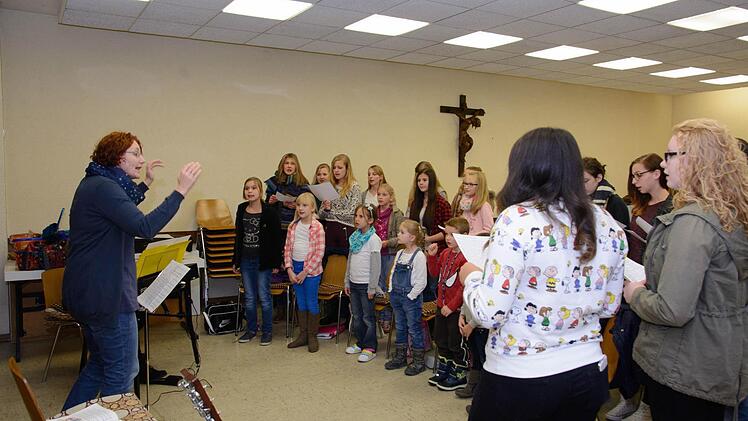 Der Kinderchor und Chorisma in Hausen üben für ihren großen Auftritt mit Chorleiterin Antje Kopp. Foto: Björn Hein