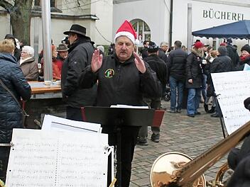 Dirigent Wilhelm Schmidt und der Posaunenchor sorgten für vorweihnachtliche Stimmung. Foto: Evi Seeger
