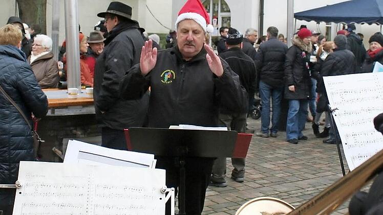 Dirigent Wilhelm Schmidt und der Posaunenchor sorgten für vorweihnachtliche Stimmung. Foto: Evi Seeger