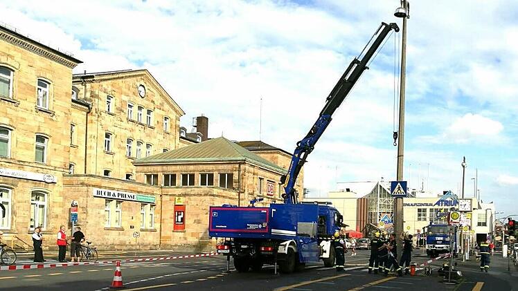 Das THW im Einsatz vor dem Bahnhof Foto: THW Bamberg