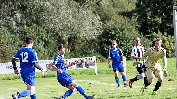 Eine deutliche Niederlage gab es für die Gastgeber beim Kirchweihspiel zwischen dem 1. FC Schney und dem 1. FC Michelau. Foto: kag
