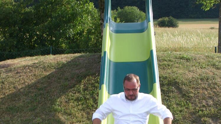 Als "bürgermeistertauglich" erwies sich die Rutsche auf dem Spielplatz in Neukirchen. Foto: Martin Rebhan