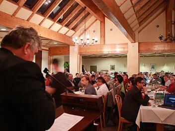 Rund 250 Besucher konnte Bürgermeister Gerhard Schneider zur Bürgerversammlung begrüßen.Foto: Katrin Geyer