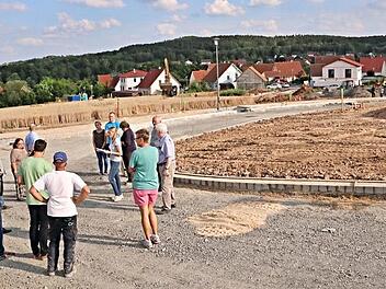 Im zweiten Bauabschnitt der Unterpreppacher Siedlung "Haube" nimmt das Baugebiet für 15 Bauplätze Formen an. Straßen sind angelegt, bis Herbst dürfte alles fertig sein. Der Bauausschuss ließ sich informieren. Im Hintergrund das Baugebiet "Kohlplatte."  Fotos: Helmut Will