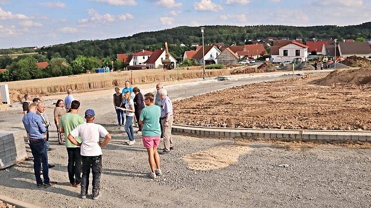 Im zweiten Bauabschnitt der Unterpreppacher Siedlung "Haube" nimmt das Baugebiet für 15 Bauplätze Formen an. Straßen sind angelegt, bis Herbst dürfte alles fertig sein. Der Bauausschuss ließ sich informieren. Im Hintergrund das Baugebiet "Kohlplatte."  Fotos: Helmut Will