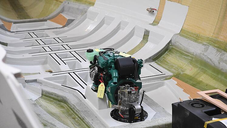 Steht am Anfang - der Einbau des Motors in den verst&auml;rkten Rumpf.