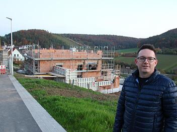 Florian Blank ist der erste, der im neuen Ramsthaler Baugebiet ein Haus baut. Wie viele Nachbarn er demnächst bekommt, ist in der aktuellen Lage fraglich.
