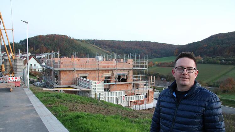 Florian Blank ist der erste, der im neuen Ramsthaler Baugebiet ein Haus baut. Wie viele Nachbarn er demnächst bekommt, ist in der aktuellen Lage fraglich.