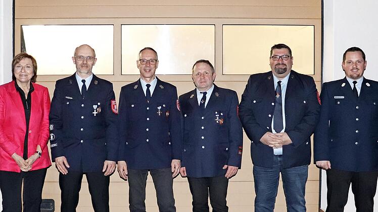 Erste Bürgermeisterin Anita Sack, Schriftführer Jörg Wollnik, Vorsitzender Günter Kolb, Kommandant Klaus Wollnik, Kassier Stefan Müller und KBM Michel Morck (von links).