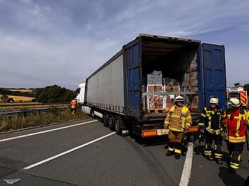 Trümmerfeld auf Autobahn: Lastwagen kracht in Lkw der Autobahnmeisterei