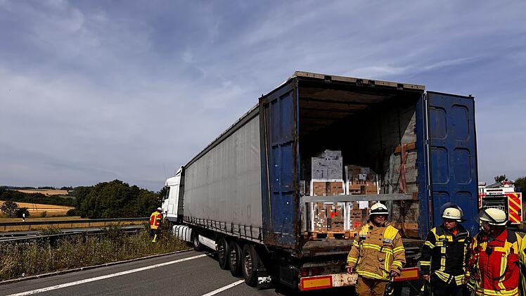 Trümmerfeld auf Autobahn: Lastwagen kracht in Lkw der Autobahnmeisterei