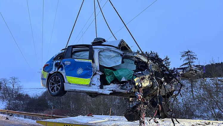 Silvesternacht in Oberfranken endet in Horror-Crash: Polizeiauto zerfetzt - Beamter (25) stirbt im Dienst