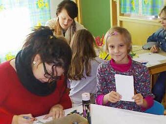 Auch in der Ferienzeit steckt im Caritas-Kinderhort reichlich Leben. Die Mitarbeiterinnen (von links) Burcu Yapar, Anja Thomas und Leiterin Silke Leidner sorgen dafür, dass es den Sechs- bis 14-Jährigen nicht langweilig wird.