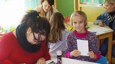 Auch in der Ferienzeit steckt im Caritas-Kinderhort reichlich Leben. Die Mitarbeiterinnen (von links) Burcu Yapar, Anja Thomas und Leiterin Silke Leidner sorgen dafür, dass es den Sechs- bis 14-Jährigen nicht langweilig wird.