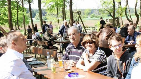 Unter den schattigen Bäumen der Kellerschänke Lunz in Willersdorf schmecken die Brotzeit und das Bier.
